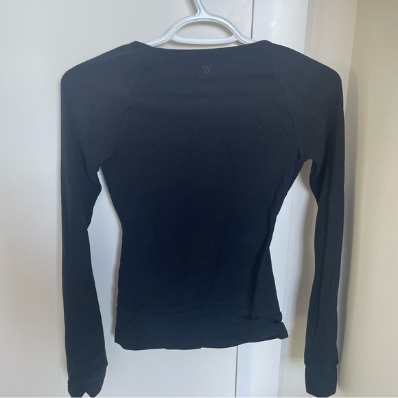 Aritzia v neck black top size xxs - Picture 3 of 3